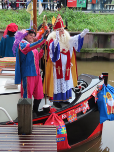 912283 Afbeelding van de aankomst per boot van Sinterklaas met zijn Pieten aan de Zandweg ter hoogte van de Marekerk te ...